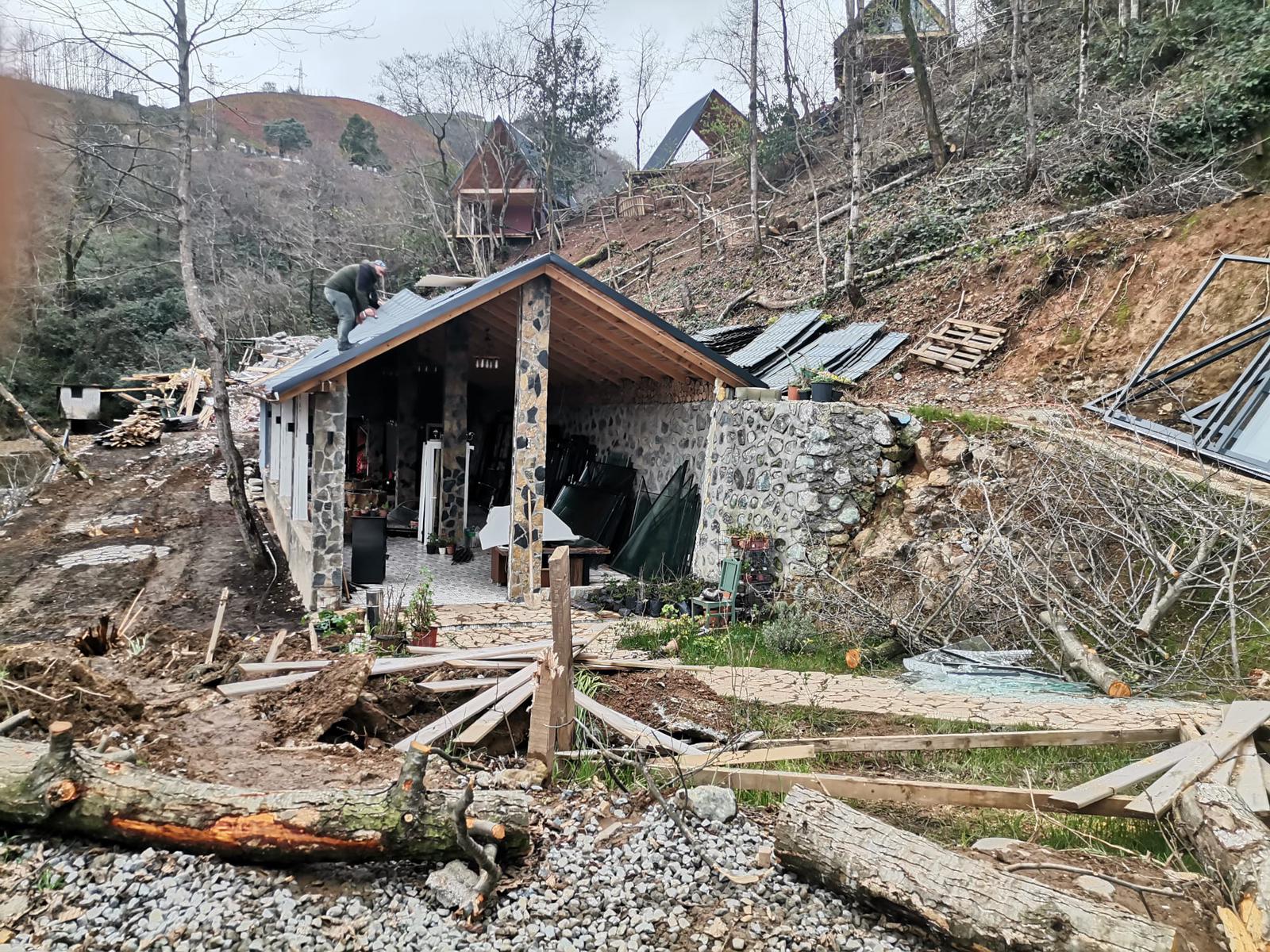 Fındıklı ilçesi Yeniköy köyündeki 1 adet restoran ve 11 adet bungalov yapı hakkında yıkım kararı alınmıştır.