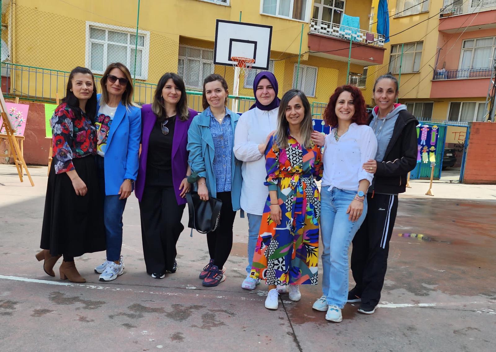 Rize Atatürk Ortaokulu’nda İngilizce dersi ile sanatı biraraya getirerek SMA hastası Azer Mustafa Kaplana umut oldular.